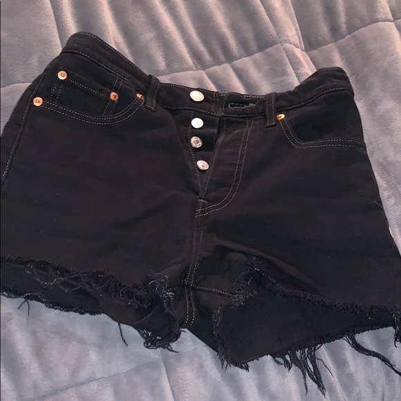 black ripped levi shorts